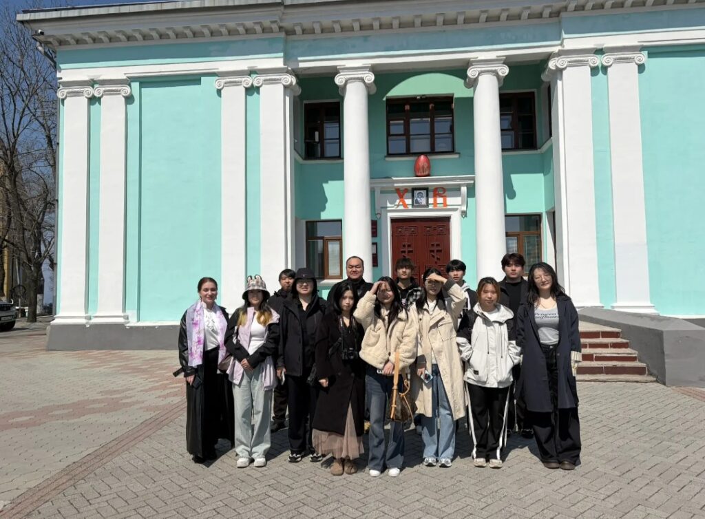 Для иностранных студентов из ДВФУ провели экскурсию в Казанском храме