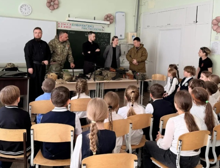 Почти восемь часов общения со школьниками – духовно-патриотические уроки продолжаются