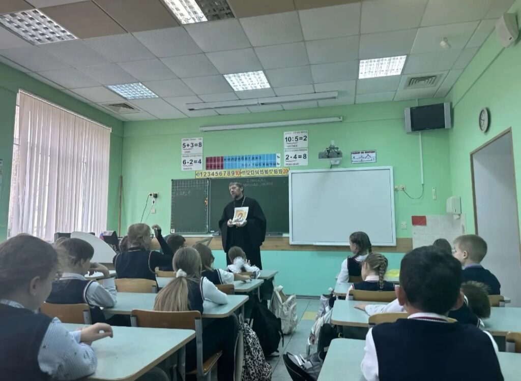 В преддверии памятного дня священник рассказал детям о Казанской иконе